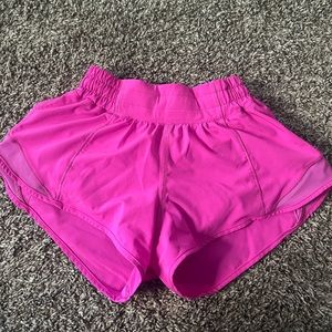LULULEMON HOTTY HOT SHORTS- pow pink